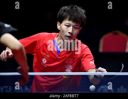 Zhengzhou, Chine. 13 Décembre, 2019. Lin Gaoyuan de Chine renvoie un projectile pendant la finale du tournoi contre Lin Yun-Ju du Taipei chinois à l'ITTF World Tour 2019 Grand Finale à Zhengzhou, Chine centrale, 13 décembre 2019. Credit : Hao Yuan/Xinhua/Alamy Live News Banque D'Images