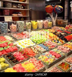 Éventail coloré de bonbons en vente dans le Mercado de La Boqueria à Barcelone, Espagne. Banque D'Images