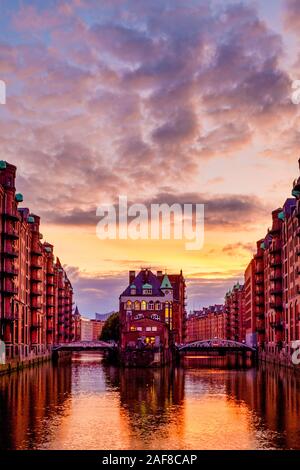 Voir d'Wandrahmsfleet au coucher du soleil, Hambourg, Allemagne Banque D'Images