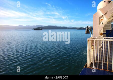 Beaux paysages côtiers vu depuis le pont du ferry entre le sud et le nord de l'île de la Nouvelle-Zélande. Banque D'Images