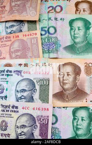 Devises de l'Asie les grandes puissances économiques que sont la Chine et l'Inde : Yuan chinois et billets en roupies indiennes. Banque D'Images