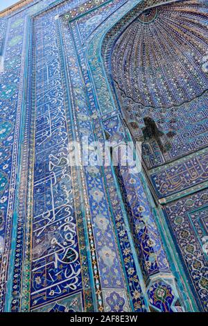 Détails de carreaux bleus dans la nécropole Shah-i-Zinda, Samarqand, l'Ouzbékistan, en Asie centrale Banque D'Images