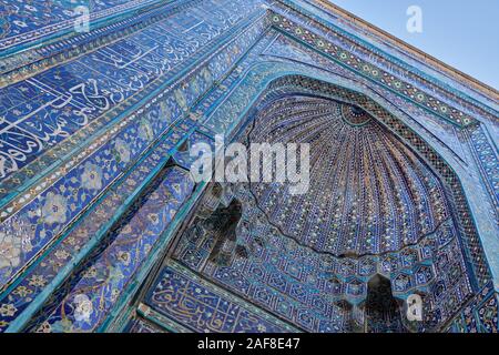 Détails de carreaux bleus dans la nécropole Shah-i-Zinda, Samarqand, l'Ouzbékistan, en Asie centrale Banque D'Images