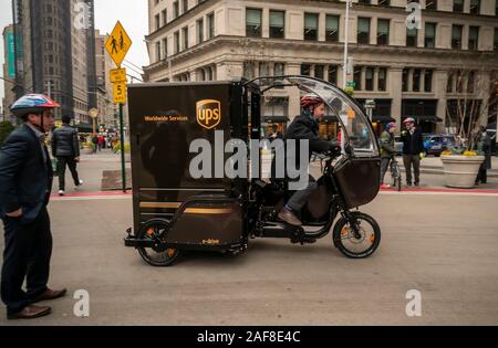 Les deux marque de l'onduleur et Amazon les vélos-cargos sont démontrés lors d'un événement médiatique dans le quartier Flatiron de New York le Mercredi, Décembre 4, 2019. Le programme, qui comprend également la DHL, est axée sur la réduction de la congestion sur les rues de Manhattan en dessous de 60 Street. Le Programme pilote de vélo Cargo Commercial permettra à l'e-bikes à utiliser les pistes cyclables et permettra d'éviter la congestion devraient débuter en 2021. 100 vélos sont prévus pour le pilote. (© Richard B. Levine) Banque D'Images