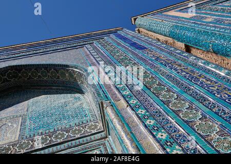 Détails de carreaux bleus dans la nécropole Shah-i-Zinda, Samarqand, l'Ouzbékistan, en Asie centrale Banque D'Images