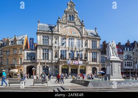 Royal Dutch Theatre / NTGent théâtre dans un style éclectique à la Sint-Baafsplein / St Bavo Square dans la ville Gand en été, Flandre orientale, Belgique Banque D'Images