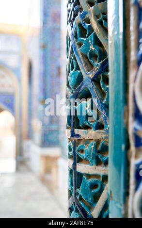 Détails de carreaux bleus dans la nécropole Shah-i-Zinda, Samarqand, l'Ouzbékistan, en Asie centrale Banque D'Images