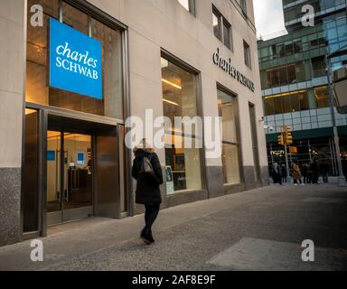 Un Charles Schwab dans le quartier Flatiron de New York le Jeudi, Décembre 5, 2019. (© Richard B. Levine) Banque D'Images