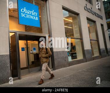 Un Charles Schwab dans le quartier Flatiron de New York le Jeudi, Décembre 5, 2019. (© Richard B. Levine) Banque D'Images