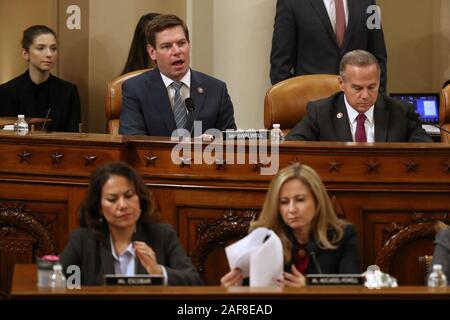 Membre du Comité judiciaire de la Chambre Rempl. Eric Swalwell (R-CA) (L) les votes pour le premier de deux articles de destitution contre le président américain Donald Trump pendant les derniers moments d'une audience à la Chambre Longworth Immeuble de bureaux sur la colline du Capitole le vendredi 13 décembre 2019 à Washington, DC. Les articles d'atout de charge avec l'abus de pouvoir et de l'obstruction du Congrès. Les démocrates à la Chambre demande que Trump représentait un "danger clair et présent" à la sécurité nationale et l'élection de 2020 en fonction de ses relations avec l'Ukraine. Photo piscine par Chip Somodevilla/UPI Banque D'Images
