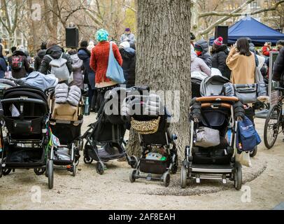 C'est impasse poussette au Madison Square Park l'illumination de l'arbre à New York le Jeudi, Décembre 5, 2019. Des centaines de gardes d'enfants et la mère fait sortir leurs enfants de profiter de la cérémonie d'illumination de l'arbre dans le parc. (© Richard B. Levine) Banque D'Images