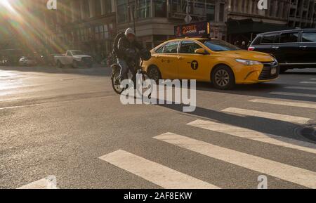 Des taxis partager la route avec les vélos et les autres types de trafic à New York le Samedi, Décembre 7, 2019. (© Richard B. Levine) Banque D'Images