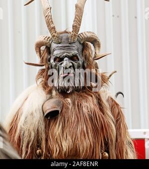 MUNICH, ALLEMAGNE - le 8 décembre 2019 à l'Interprète Krampus traditionnels fonctionnent à la marché de Noël dans le centre de Munich et le mal démoniaque,masque wi Banque D'Images