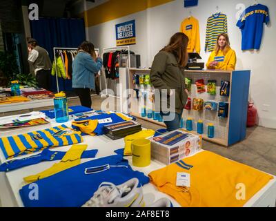 Une fenêtre pop-up avec des marchandises avec le logos de la défunte chaîne de location de vidéos Blockbuster apparaît dans le quartier Soho de New York, vu le Mardi, Décembre 10, 2019. Un projet de la marque streetwear, Dumbgood le satellite à l'ambiance de l'entreprise de location de VHS de vendre à son effigie. (© Richard B. Levine) Banque D'Images