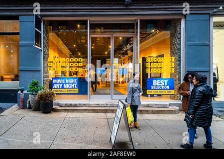 Une fenêtre pop-up avec des marchandises avec le logos de la défunte chaîne de location de vidéos Blockbuster apparaît dans le quartier Soho de New York, vu le Mardi, Décembre 10, 2019. Un projet de la marque streetwear, Dumbgood le satellite à l'ambiance de l'entreprise de location de VHS de vendre à son effigie. (© Richard B. Levine) Banque D'Images