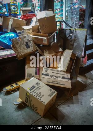 Boîtes de carton à partir de produits d'achats de Noël en attente de ramassage des déchets commerciaux à l'extérieur d'un magasin à New York, le jeudi 12 décembre 2019. (© Richard B. Levine) Banque D'Images