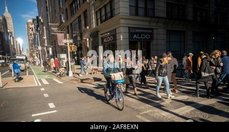 Les piétons partagent l'espace à une intersection dans le quartier Flatiron de New York le Samedi, Décembre 7, 2019. (© Richard B. Levine) Banque D'Images