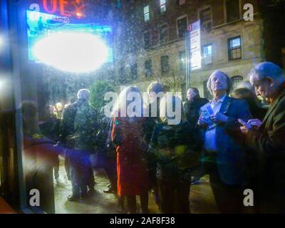 La foule des spectateurs attendre sur la ligne de sécurité pour entrer dans l'Al Hirschfeld Theatre pour voir Moulin Rouge le Mardi, Décembre 10, 2019. (© Richard B. Levine) Banque D'Images