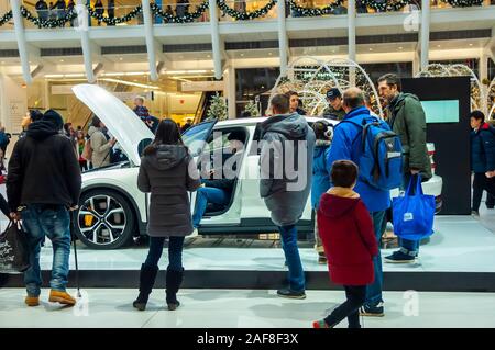 Le 2 visiteurs ogle Polestar tout-électrique sur l'affichage de l'automobile dans le World Trade Center Transportation Hub inNew dimanche à New York, le 8 décembre 2019. La Polestar 2, une marque de la société Volvo Car Corporation sera fabriqué sur Luqiao, Chine. VolvoÕa société mère est le chinois Zhejiang Geely Holding Group. L'Agence suédoise Volvo a été acheté par la Ford Motor Company et finalement vendu à Geely Holding Group. (© Richard B. Levine) Banque D'Images