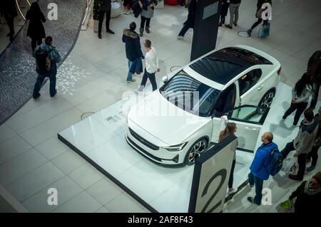 Le 2 visiteurs ogle Polestar tout-électrique sur l'affichage de l'automobile dans le World Trade Center Transportation Hub inNew dimanche à New York, le 8 décembre 2019. La Polestar 2, une marque de la société Volvo Car Corporation sera fabriqué sur Luqiao, Chine. VolvoÕa société mère est le chinois Zhejiang Geely Holding Group. L'Agence suédoise Volvo a été acheté par la Ford Motor Company et finalement vendu à Geely Holding Group. (© Richard B. Levine) Banque D'Images