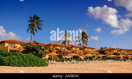 Grand Cayman, îles Caïmans, Nov 2018, Lacovia condominiums sur Seven Mile Beach Banque D'Images