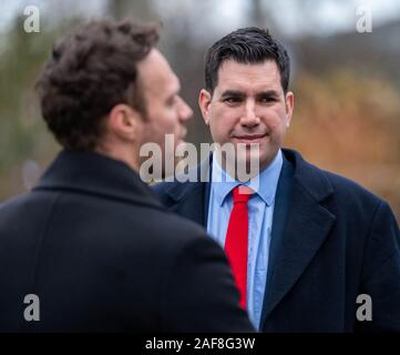 Londres, Royaume-Uni. 13 décembre 2019. 2019 commentateurs politique arrivent à College Green Westminster London à parler à la presse après l'élection générale Richard Burgon MP de Leeds est (à droite) Ian Crédit DavidsonAlamy Live News Banque D'Images