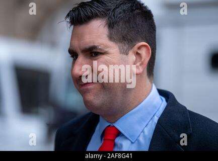 Londres, Royaume-Uni. 13 décembre 2019. 2019 commentateurs politique arrivent à College Green Westminster London à parler à la presse après l'élection générale Richard Burgon, travail MP pour Leeds Ian Crédit DavidsonAlamy Live News Banque D'Images