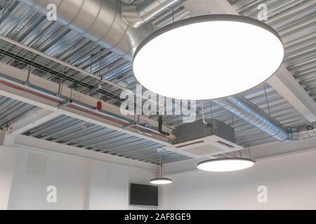 Exposé de la climatisation et câblage électrique dans un bureau moderne. 11.12.2019. Photos : Phillip Roberts Banque D'Images