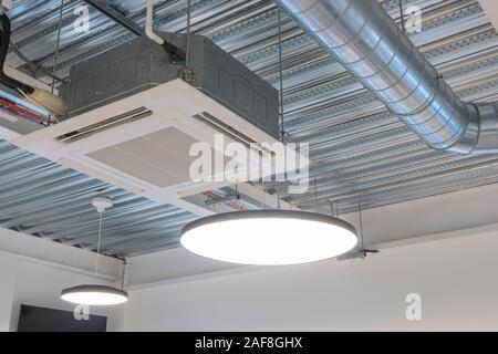 Exposé de la climatisation et câblage électrique dans un bureau moderne. 11.12.2019. Photos : Phillip Roberts Banque D'Images