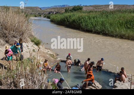 Big Bend National Park, Texas. Les baigneurs profitant de Hot Springs à la baignade, près de Rio Grande Village. Canne Carrizo, Giant Reed, Arundo Donax, un Spe Banque D'Images