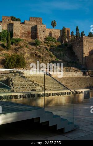 Théâtre romain et l'Alcazaba château. Malaga, Andalousie, Espagne Banque D'Images