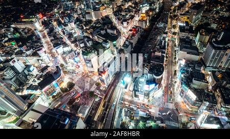 Tokyo, Japon - 05 novembre 2019 : Shibuya scramble crossing cityscape at night, la circulation automobile et transport personnes bondé à pied. High angle view. Tourisme en Asie Banque D'Images