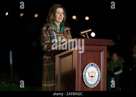 États-unis le président de la Chambre, Nancy Pelosi, traite de l'arbre de Noël annuel Capitol sur la cérémonie d'éclairage de la pelouse de l'ouest du bâtiment de Capitol 4 décembre 2019 à Washington DC. Banque D'Images