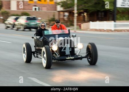 Un godet-T tige de rat, construit sur une Ford Modèle T 1920 corps et fortement modifiés et personnalisés. Croisière dans l'action Avril Moab Car Show dans Moab, Utah. Banque D'Images