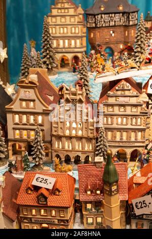 Marché de Noël traditionnel autrichien miniature Vienne ; immeubles en vente dans une échoppe de marché de Noël, Rathausplatz marché, Vienne Autriche Europe Banque D'Images