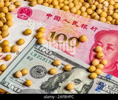 100 yuan renminbi chinois et américains 100 dollar bill entouré avec le soja. Concept de Chine et États-Unis d'Amérique guerre commerciale, les tarifs Banque D'Images