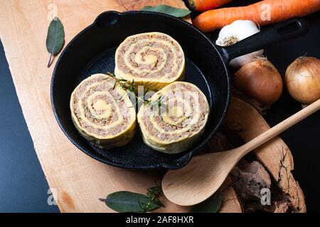 Food concept Fleischschnackas, Alsacien Alsace alimentaire locale française farcies dans viande pâtes aux œufs dans la poêle poêle de fer Banque D'Images