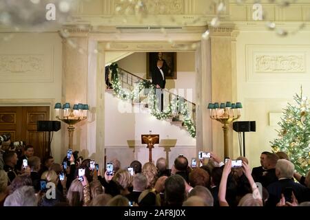 Washington DC, USA. 12 Décembre, 2019. Président américain Donald Trump, Première Dame Melania Trump, Vice-président Mike Pence et Karen Pence descendre le grand escalier qu'ils arrivent pour le bal du Congrès dans le Grand Hall de la Maison Blanche, 12 décembre 2019 à Washington, DC. Credit : Andrea Hanks/White House Photo/Alamy Live News Banque D'Images