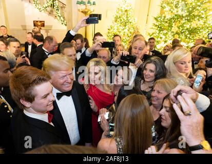 Washington DC, USA. 12 Décembre, 2019. Président américain Donald Trump pose pour des photos avec les invités pendant le Bal du Congrès dans le Grand Hall de la Maison Blanche, 12 décembre 2019 à Washington, DC. Credit : Joyce Boghosian/White House Photo/Alamy Live News Banque D'Images