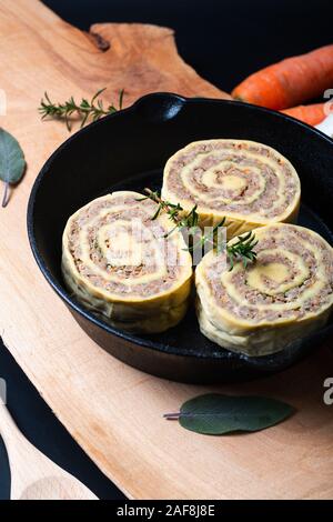 Food concept Fleischschnackas, Alsacien Alsace alimentaire locale française farcies dans viande pâtes aux œufs dans la poêle poêle de fer Banque D'Images