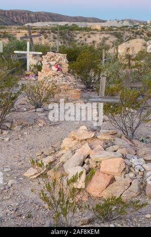 Terlingua, Texas. Fosses communes à Terlingua Cimetière, datant du début des années 1900, encore en usage. Banque D'Images