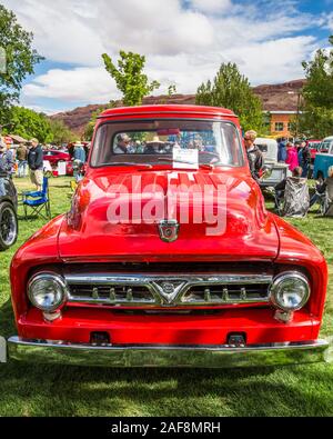 Un bâtiment restauré et modifié 1953 Ford F-100 Pick-up dans la Moab Action Avril Car Show dans Moab, Utah. Banque D'Images