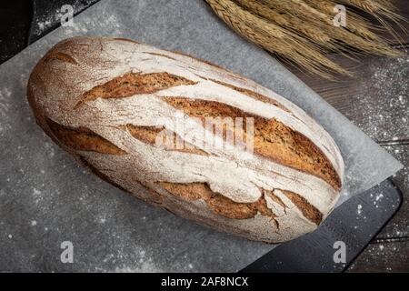 Pain de seigle traditionnel sur table. Pain rustique de l'Espagne. Vue d'en haut Banque D'Images