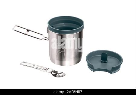 Set de vaisselle de camping d'isoler sur un fond blanc. Une variété d'appareils de cuisine pour la cuisson à l'extérieur. Banque D'Images