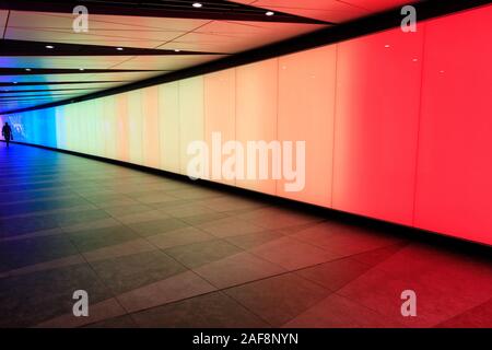 Le Tunnel de King's Cross, un tunnel de lumière LED piétons avec 'art wall' illuminée en couleurs arc-en-ciel de la fierté pour le mois de la fierté, Londres, Royaume-Uni Banque D'Images