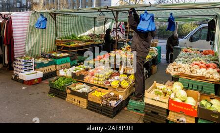 Whitechapel Market, marché de fruits et légumes en plein air, boutiques de nourriture, Mile End Road, East End of London, Royaume-Uni Banque D'Images