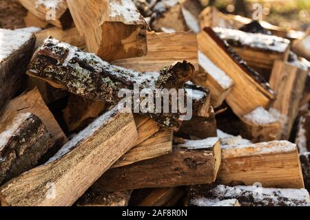 Bois de chauffage empilé en hiver. Pile de bois avec la neige empilés pour bois de chauffage. Stock de bois haché sous la neige. Des piles de bois couvertes de neige froide à gagner Banque D'Images