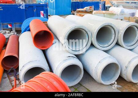 Le flexible en plastique de couleur et les tuyaux de béton utilisé dans l'industrie de la construction pour les réseaux de plomberie ou d'installations électriques Banque D'Images