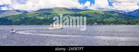 En Ferry de Windermere à Bowness-on-Windermere water, Lake District, UK Banque D'Images