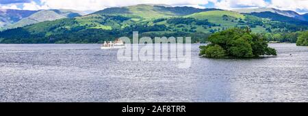 En Ferry de Windermere à Bowness-on-Windermere water, Lake District, UK Banque D'Images
